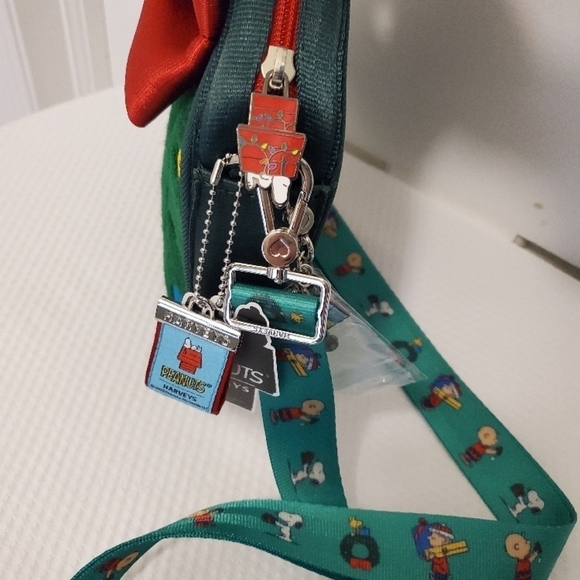 NWT Harveys Peanuts Snoopy Green Crossbody Bag, Festive Fun Unique - Picture 8 of 15